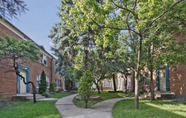 Primary Photo - 2112 W Farragut Ave