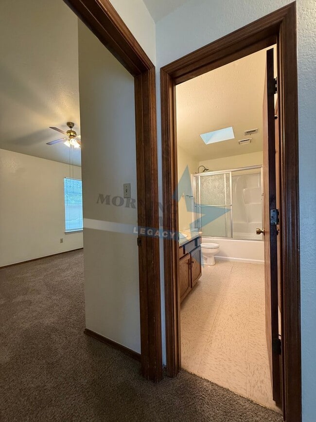 Building Photo - 2 bed townhouse w/garage and enclosed yard!