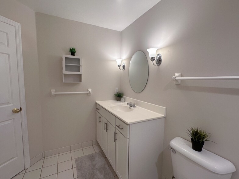 Building Photo - 2326 Upland Pl