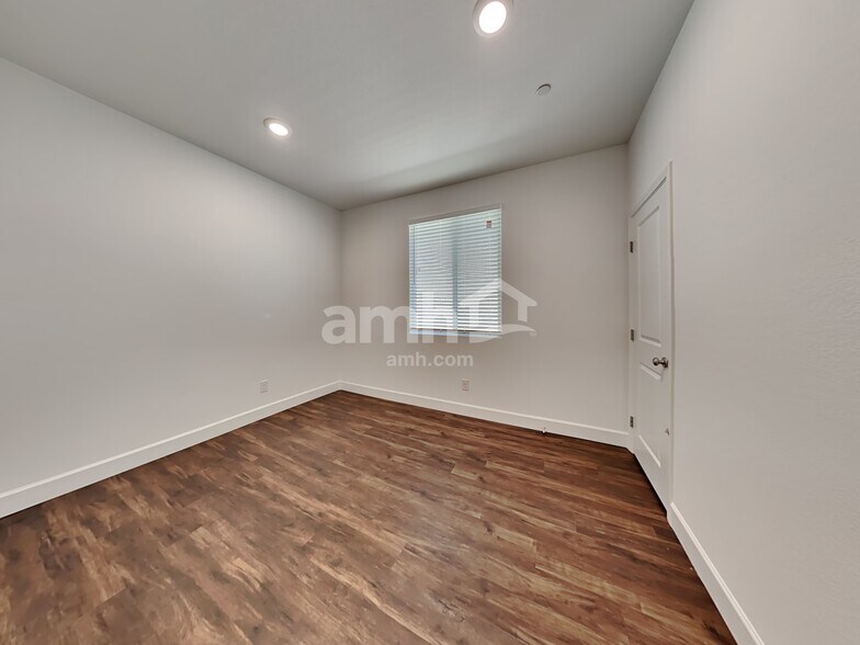 Building Photo - 285 Yasmin Daylily Place