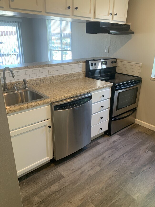 Building Photo - Available July! Newly Updated 2 bed/2 bath...