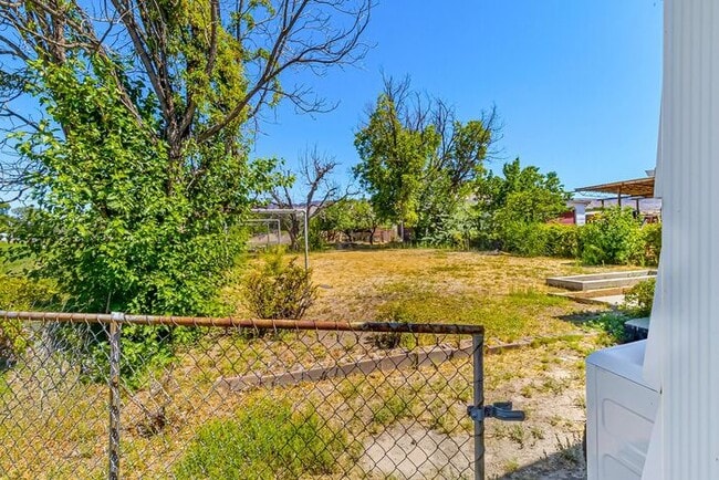 Building Photo - Budget-Friendly Rental with Plenty of Space