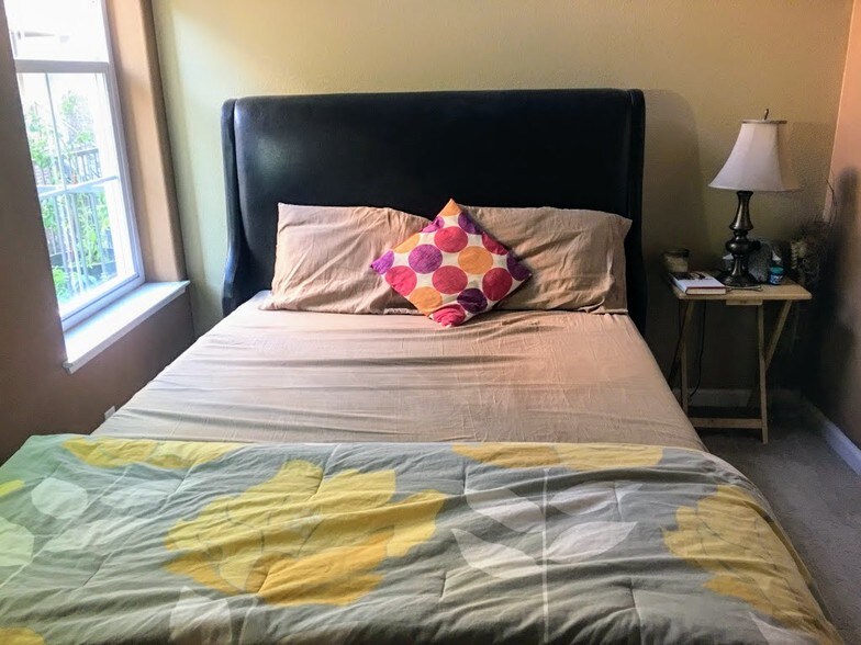 Bedroom with bright light and high ceiling - 1026 Emerald Terrace