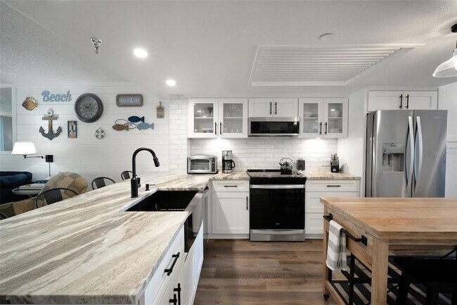 Building Photo - 6035 Sea Ranch Dr