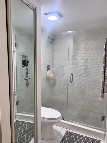 Building Photo - 1700 Embassy Dr