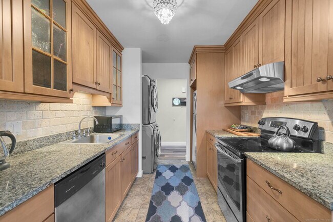 Building Photo - 4 Hills Ln