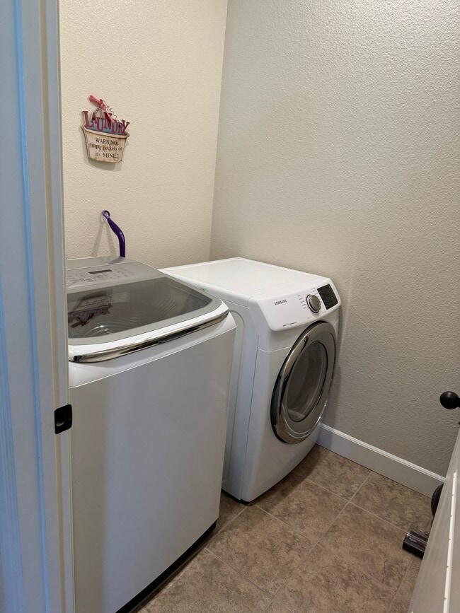 Building Photo - 501 Aster St