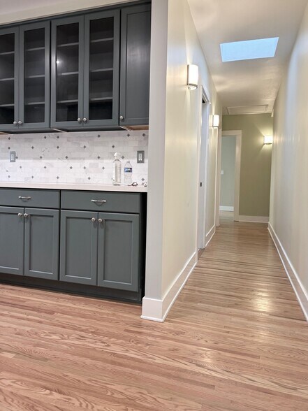 Building Photo - 559 W 39th St