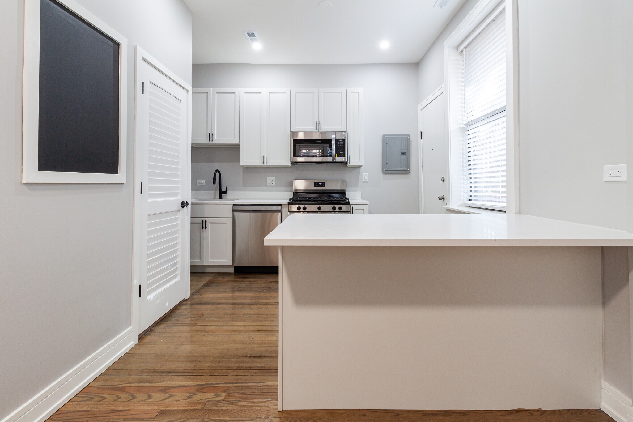 Building Photo - 3830 N Wilton Ave