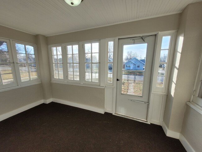 Building Photo - 2 Bedroom, 1 Bathroom Home with Detached Garage!