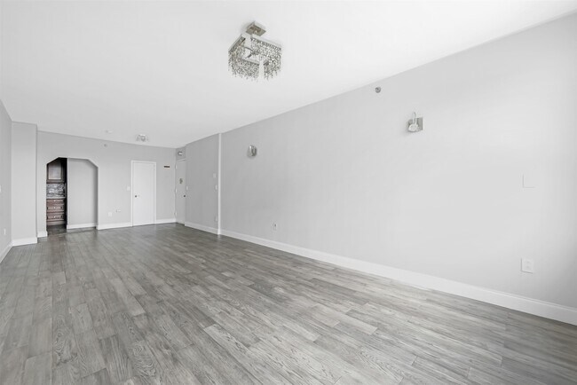 Building Photo - 45 River Dr S