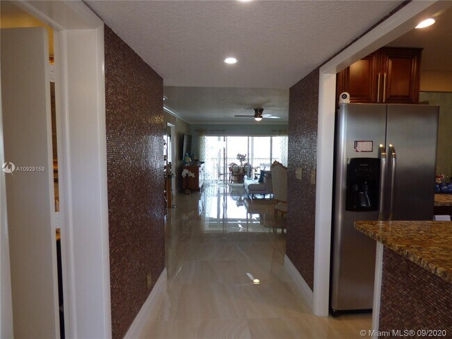 Building Photo - 1523 E Hillsboro Blvd