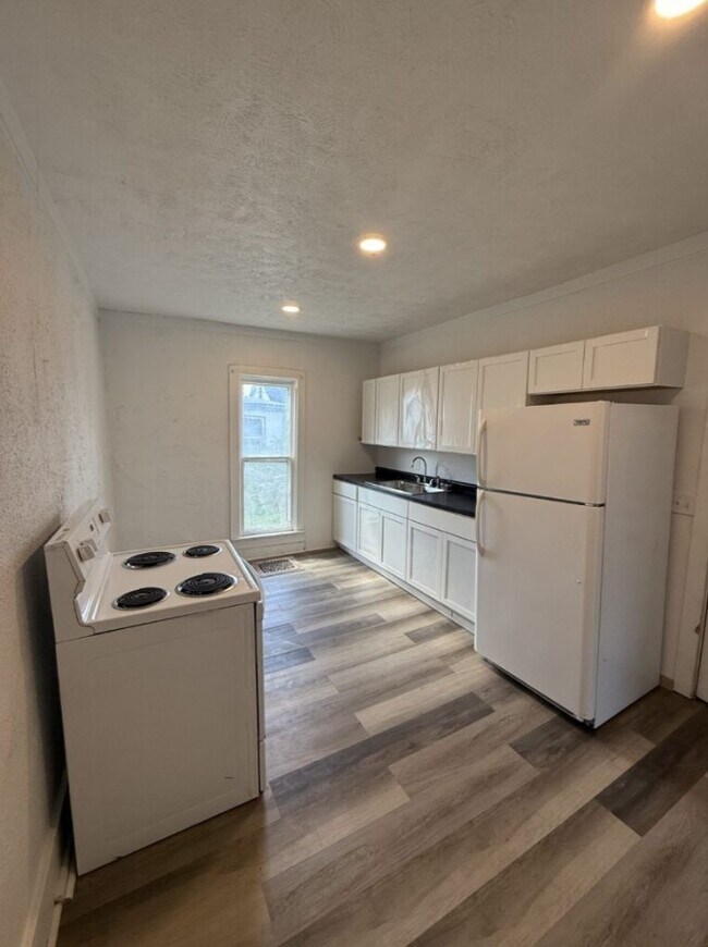 Building Photo - 803 5th Ave