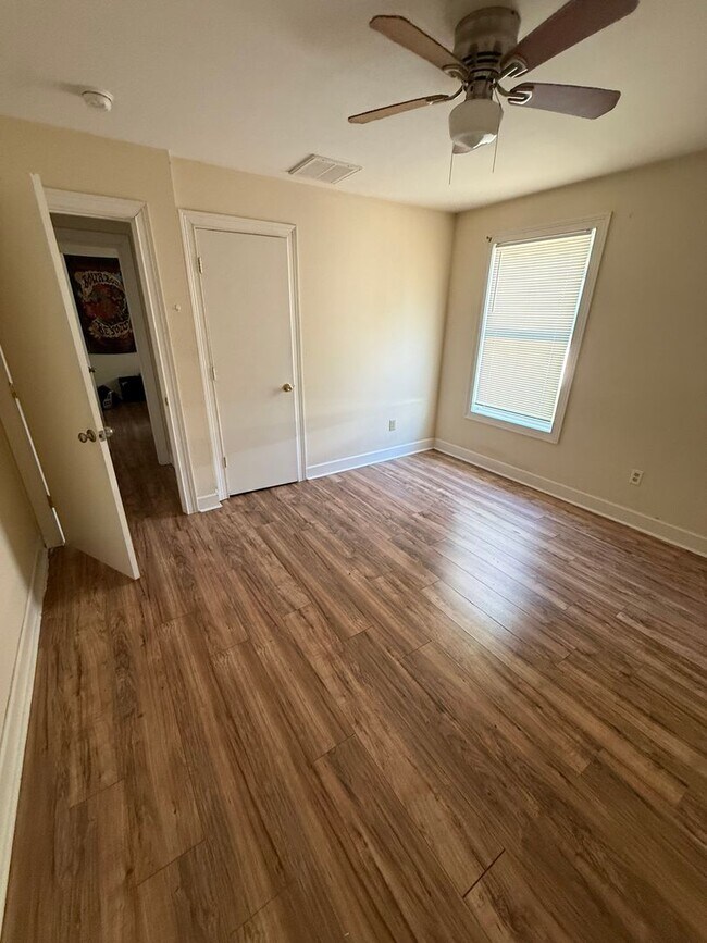 Building Photo - 621 Golfview Dr