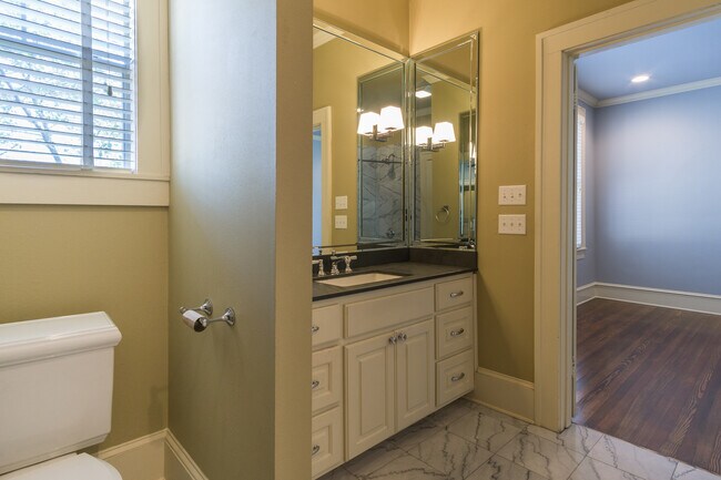 Building Photo - South Highlands