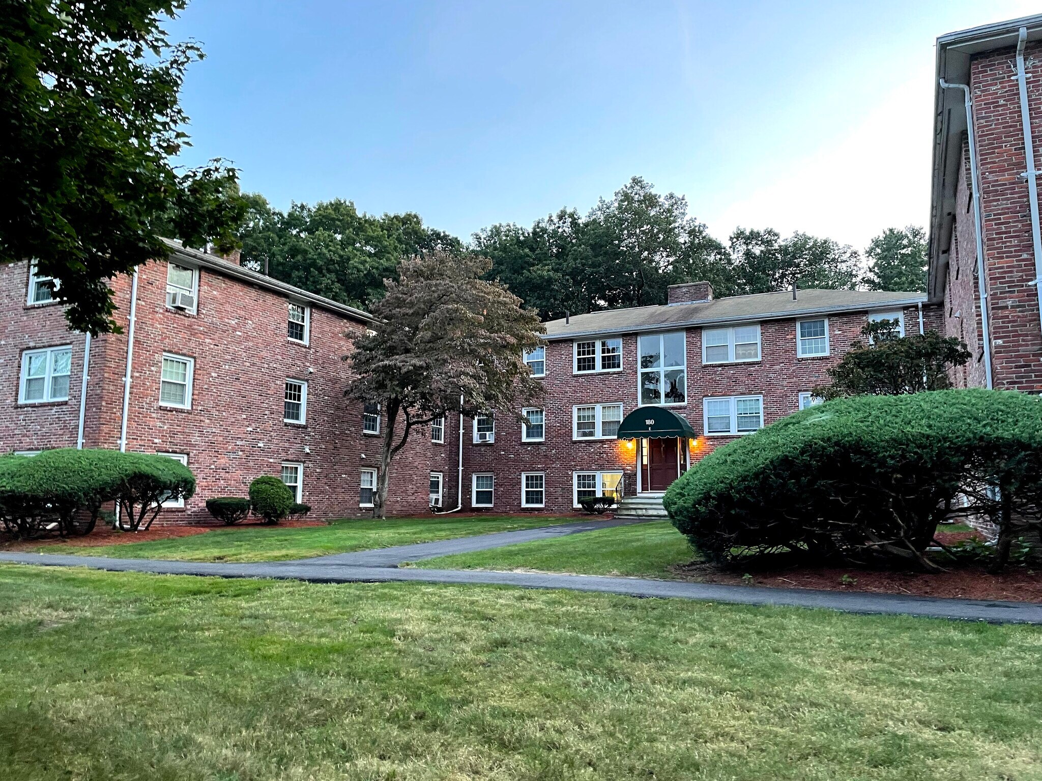 Building Photo - 180 Tyngsboro Rd