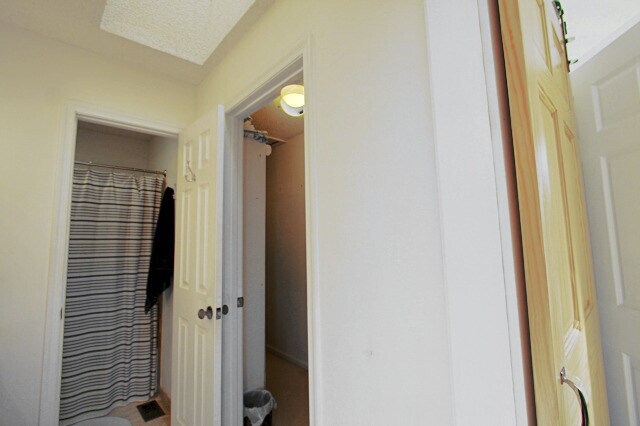 Building Photo - Stunning, Modern 2 Bed, 2 Bath with Office in Woodcroft!
