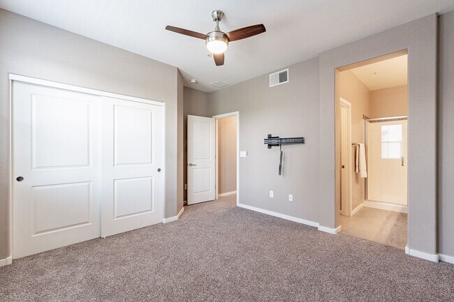 Building Photo - Great 3 Bedroom Townhome - NEW Carpet!