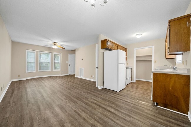 Building Photo - 1 Bedroom Pet Friendly Home For Rent Near ...