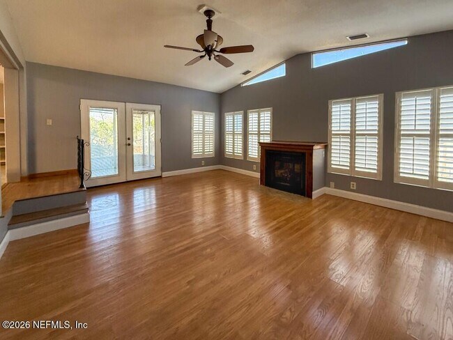 Building Photo - 360 Canis Dr W