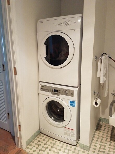 Building Photo - 191 W 8th St