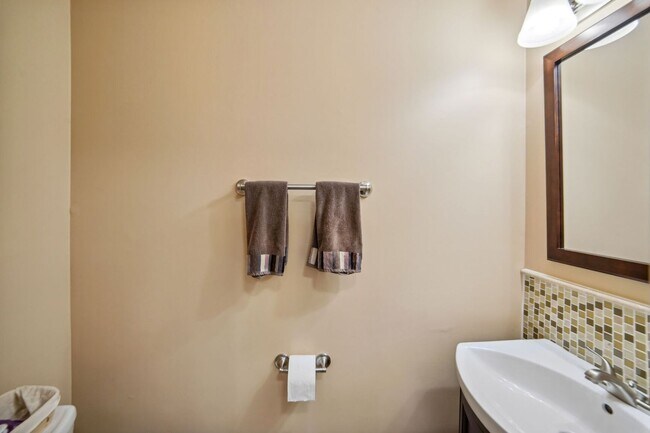 Building Photo - Wonderful 2BR/3.5BA townhouse located in B...