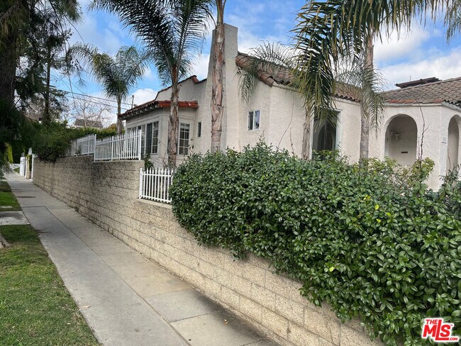 Primary Photo - 101 N La Peer Dr