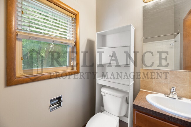 Building Photo - 533 S Westview Dr