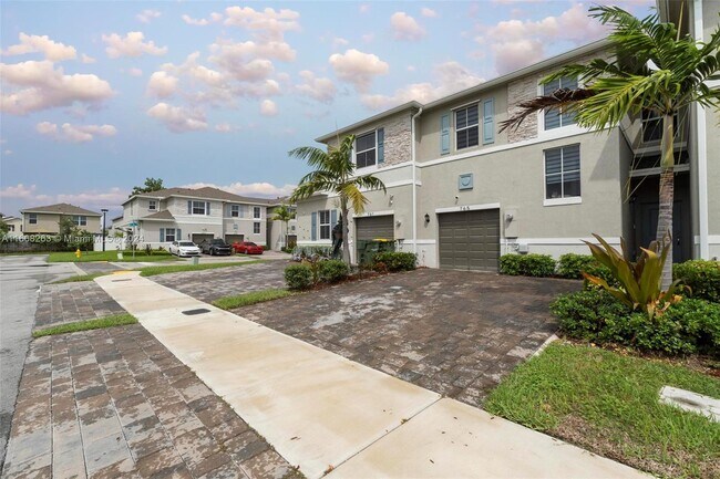 Building Photo - 765 SE 19th St