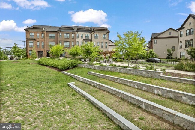 Building Photo - 12311 W Oaks Dr