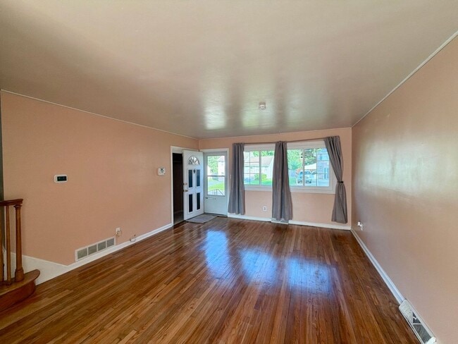 Building Photo - 18 Aquilla Ave