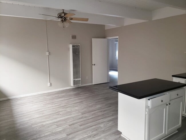 Building Photo - 136HAM