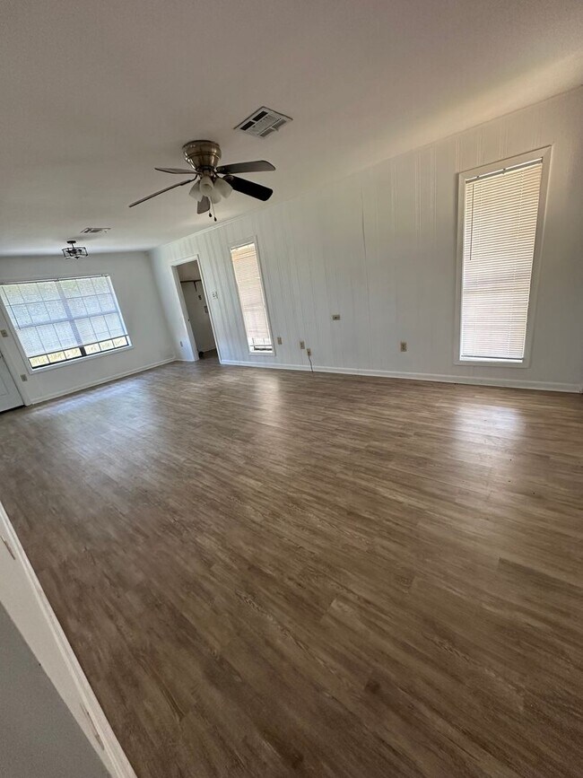 Building Photo - Updated 3 Bedroom 1.5 Bath Home in Gray