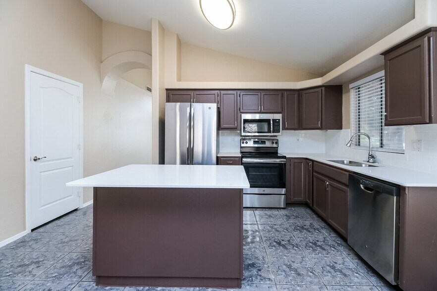 Building Photo - 832 E Baylor Ln