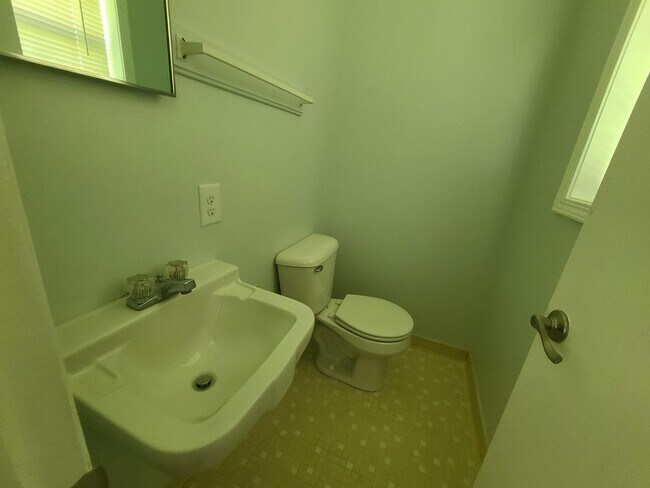 Building Photo - 4 Bedrooms 2.5 Baths, North Columbus