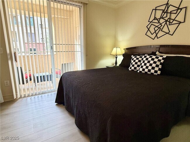 Building Photo - 270 E Flamingo Rd