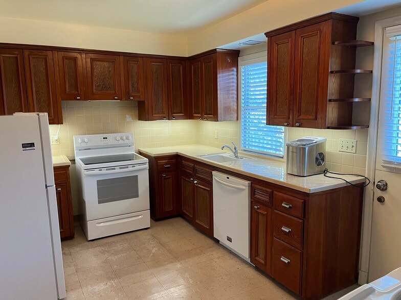 Kitchen - 30 Thrasher St
