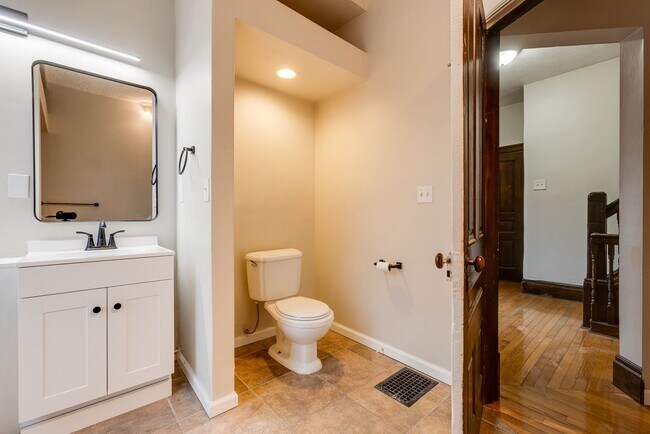 Building Photo - AVAILABLE AUGUST 2026 - Unique 3 Bedroom + den w/ Central AC in the South Side Slopes!