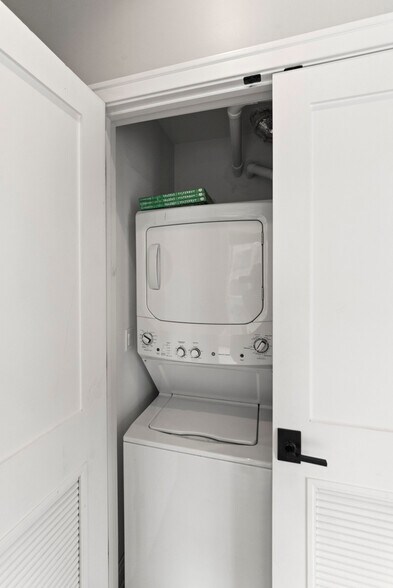 Building Photo - 1051 W Cornelia Ave