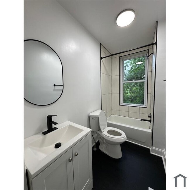 Building Photo - 3 Bedroom Rehabbed home