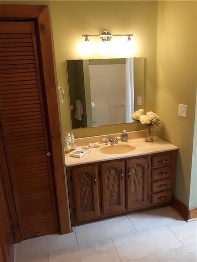 Building Photo - 2 bedroom 1 bath