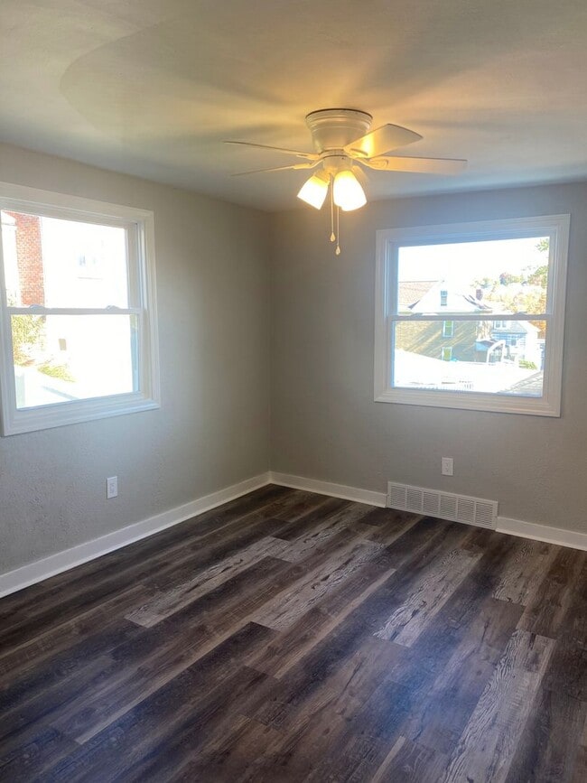 Building Photo - SUPER CUTE 1 BEDROOM/1 BATH HOME IN NORTH IRWIN - MOVE IN READY!!