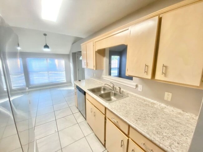 Building Photo - Brick Ranch styled home, located in the vibrant community of Pooler, GA