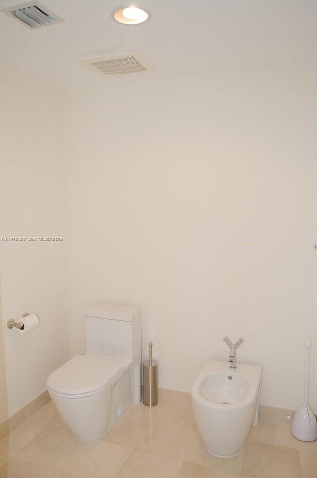 Building Photo - 17201 Collins Ave