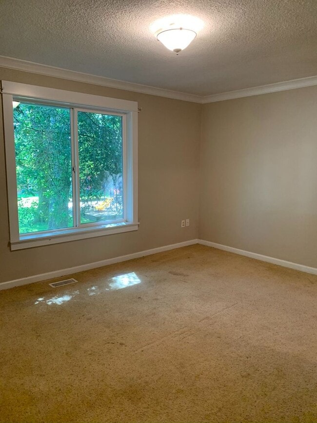 Building Photo - Large Four Bedroom House in Newberg