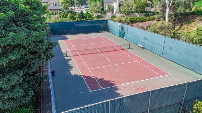 Building Photo - Updated 4BR Townhome in La Jolla Shores He...
