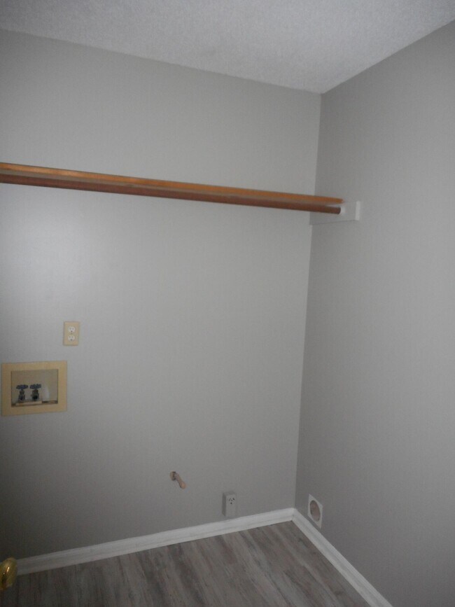 Building Photo - 2825 Crosscreek Rd