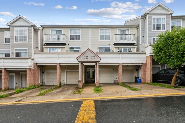 Primary Photo - Bright & Spacious 3BR Townhome with Garage...