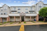 Building Photo - Bright & Spacious 3BR Townhome with Garage...