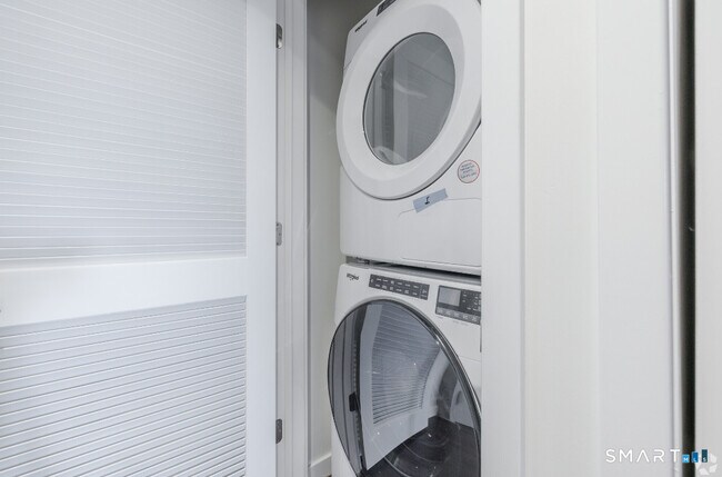 Building Photo - 424 Main St